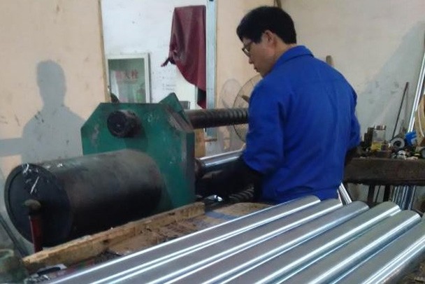 動(dòng)力滾筒應(yīng)用廣泛，在包裝機(jī)械行業(yè)它是主流的輸送機(jī)